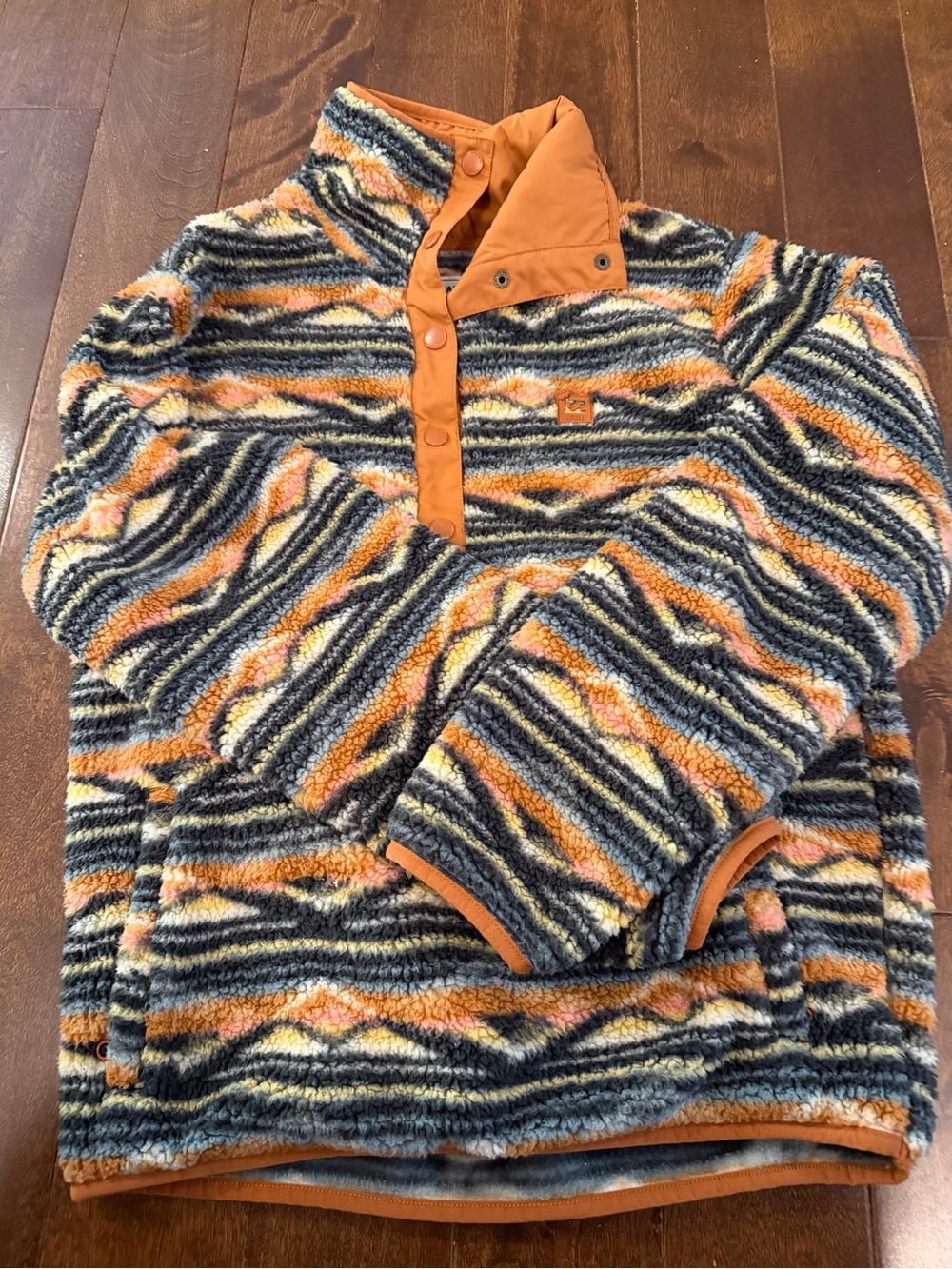NWOT Billabong woman’s size med switchback pullover